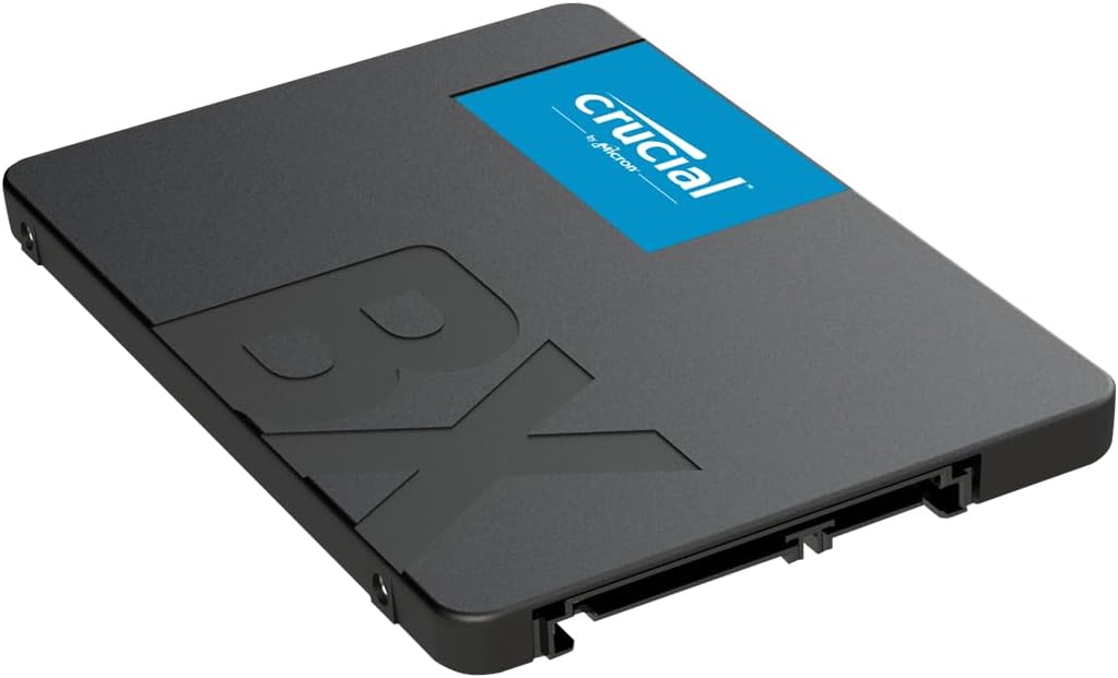 Caja del producto Crucial BX500 1TB SSD sobre un fondo tecnológico.